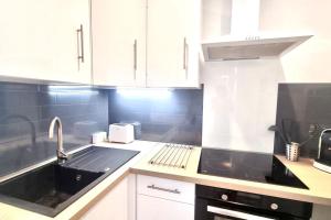 Kuchyňa alebo kuchynka v ubytovaní Résidence Anthérieu - Appartements neufs tout confort