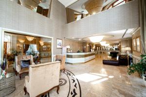 Posezení v ubytování Sapphire Inn Hotel