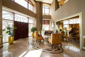 Posezení v ubytování Sapphire Inn Hotel