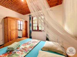um quarto com uma cama e uma rede mosquiteira em Kaz'A Olymp - classé 3 étoiles - Maison de vacances à l'Entre-Deux em Entre-Deux