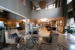 Posezení v ubytování Sapphire Inn Hotel