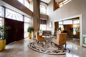 Posezení v ubytování Sapphire Inn Hotel