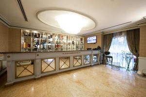 Lounge nebo bar v ubytování Sapphire Inn Hotel