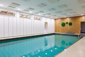 una piscina en un gimnasio con piscina en Der Trattner - Hotel Trattnerhof & Hotel Schöcklblick, en Semriach