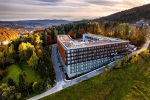 un immeuble de bureaux au milieu d'une forêt dans l'établissement BELMONTE Hotel Krynica-Zdrój, à Krynica-Zdrój