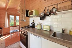 cocina con fregadero y encimera en The Cabin with Hot Tub en Maidstone