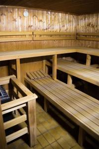 uma sauna vazia com bancos de madeira em Ferienwohnung Freudensee im Bayerischen Wald - Pool, Sauna em Hauzenberg