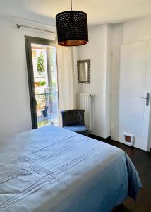 Posteľ alebo postele v izbe v ubytovaní Appart Cosy proche du lac avec terrasse