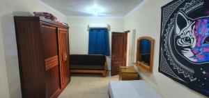 Cette petite chambre comprend un lit et un canapé. dans l'établissement Dahab house apartment, à Dahab