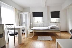 トロイスドルフにあるWork and Stay Troisdorfのベッドルーム1室(ベッド1台、テーブル、椅子付)