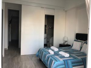 ein Schlafzimmer mit einem Bett mit zwei Kissen darauf in der Unterkunft DUCASSI-SOL CARIBE PUNTA CANA BAVARO Beach HOTEL in Punta Cana