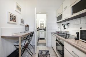 een keuken met witte muren en een houten aanrecht bij Stella Apartment in Boedapest