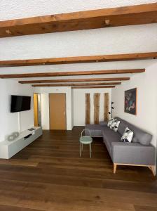salon z kanapą i telewizorem w obiekcie Appartamento Wyss w mieście Bivio