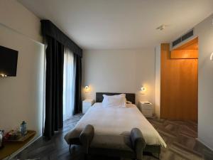 a bedroom with a large bed and a window at hotel garni Santa Caterina in Orta San Giulio