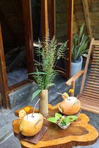 une table avec un bouquet de fruits en haut dans l'établissement Cinnamon Paradise, à Ahangama