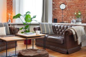 sala de estar con sofá de cuero y mesa en Aparthotel alsterSuite en Hamburgo