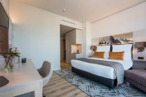 Postel nebo postele na pokoji v ubytování Leonardo Royal Hotel Barcelona Fira