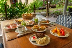 a table topped with plates of food and drinks at Travel Inn Pousadas & Beach Club Trancoso in Trancoso +95 photos