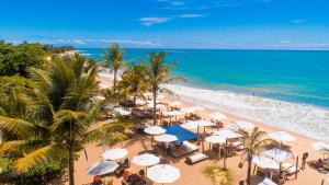 an overhead view of a beach with umbrellas and the ocean at Travel Inn Pousadas & Beach Club Trancoso in Trancoso