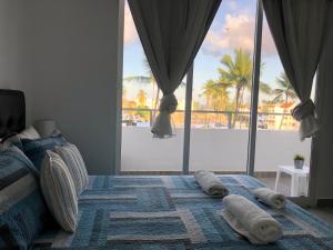 Un dormitorio con una cama con almohadas. en Ducassi Sol Caribe Beach en Punta Cana