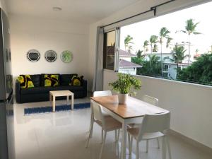 - un salon avec une table et un canapé dans l'établissement Ducassi Sol Caribe Beach, à Punta Cana