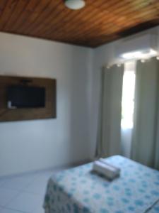 1 dormitorio con 1 cama con techo de madera en Apartamentos em Pipa RN, en Pipa