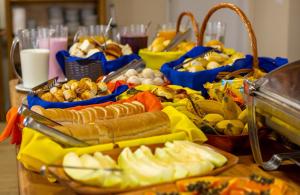 stół z wieloma różnymi rodzajami żywności w obiekcie Pousada Kaliman Luxo w mieście Campos do Jordão