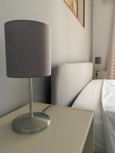 una lampada su un tavolo accanto a un letto di SINTRA HOME a Sintra