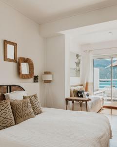 卡西斯的住宿－Hotel de La Plage - Mahogany，一间带两张床的卧室,享有海景