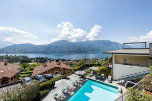 uma vista para o lago a partir de uma casa com piscina em Hotel La Perla em Tremezzo