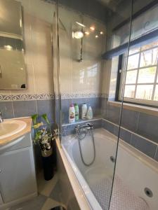 阿爾科巴薩的住宿－Quinta Casal da Eva，带浴缸和盥洗盆的浴室