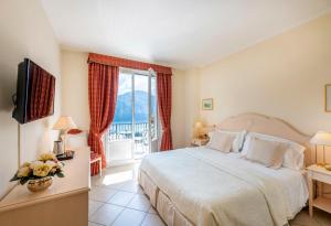 A bed or beds in a room at Hotel La Perla