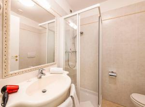 A bathroom at Hotel La Perla
