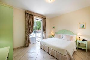 A bed or beds in a room at Hotel La Perla