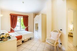 A bed or beds in a room at Hotel La Perla