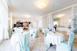 A kitchen or kitchenette at Hotel La Perla