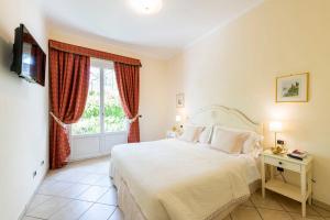 A bed or beds in a room at Hotel La Perla