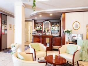 The lounge or bar area at Hotel La Perla