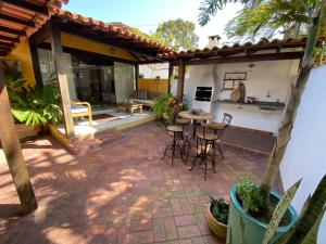 an outdoor patio with a table and chairs at Casa de praia tranquilidade e conforto in Búzios +14 photos