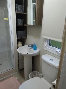Ένα μπάνιο στο Superb luxury two bed caravan, Todber Valley Holiday Park, sleeps six