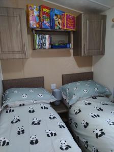 Ένα ή περισσότερα κρεβάτια σε δωμάτιο στο Superb luxury two bed caravan, Todber Valley Holiday Park, sleeps six