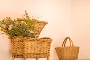 Twee manden met bloemen naast een muur. bij 188 Apartments - Buganvília - pool and balcony in Cascais +15 foto's