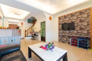 TV a/nebo společenská místnost v ubytování Lucky Star Homestay
