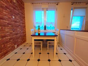 una cocina con una mesa con una botella de vino. en Gdynia Apartment, en Gdynia