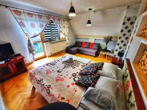 a living room with a couch and a table at Willa Czajka - Widokowe Apartamenty in Zakopane