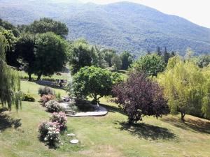 a garden with trees and a mountain in the background at Eden in Ore