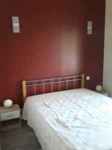 a bed in a bedroom with a red wall at Eden in Ore
