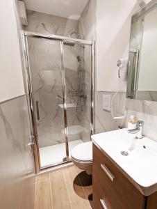 y baño con ducha, aseo y lavamanos. en RAVI romantic jacuzzi suite, en Bari