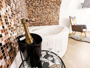 bañera con botella de vino y 2 copas en RAVI romantic jacuzzi suite, en Bari