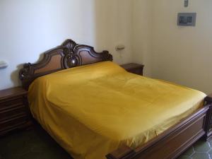 カステッラバーテにあるVilla Tufìの黄色の毛布が敷かれたベッド1台